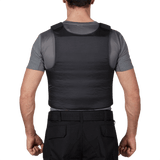 Person bærer Anorak Concealable III Cover designet til skjult beskyttelse, fremstillet af RIP-STOP Dry Comfort XT® og Coolmax® materialer.