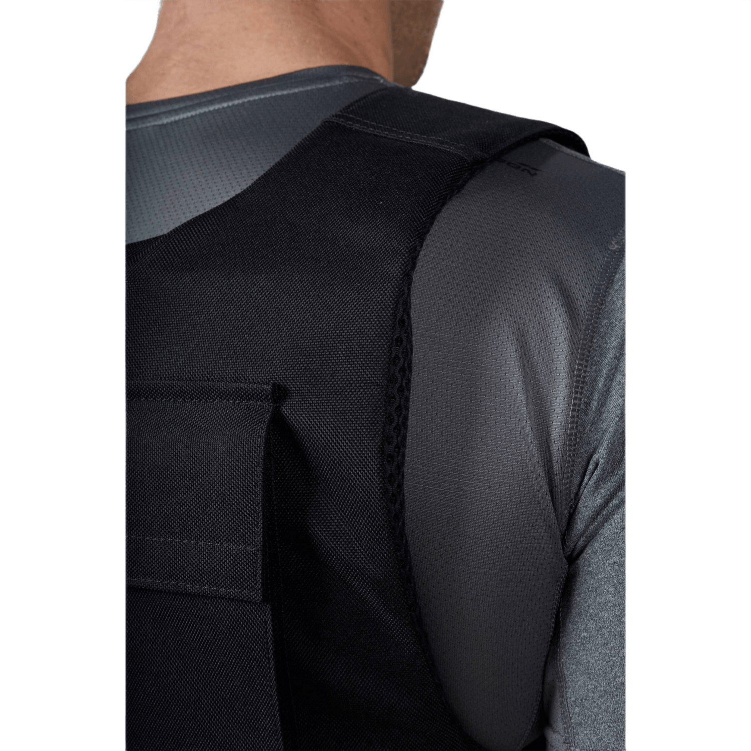 Anorak Duty IV Cover med CORDURA® og Coolmax® materialer, designet til politibetjente for optimal ventilation og antibakterielle egenskaber.