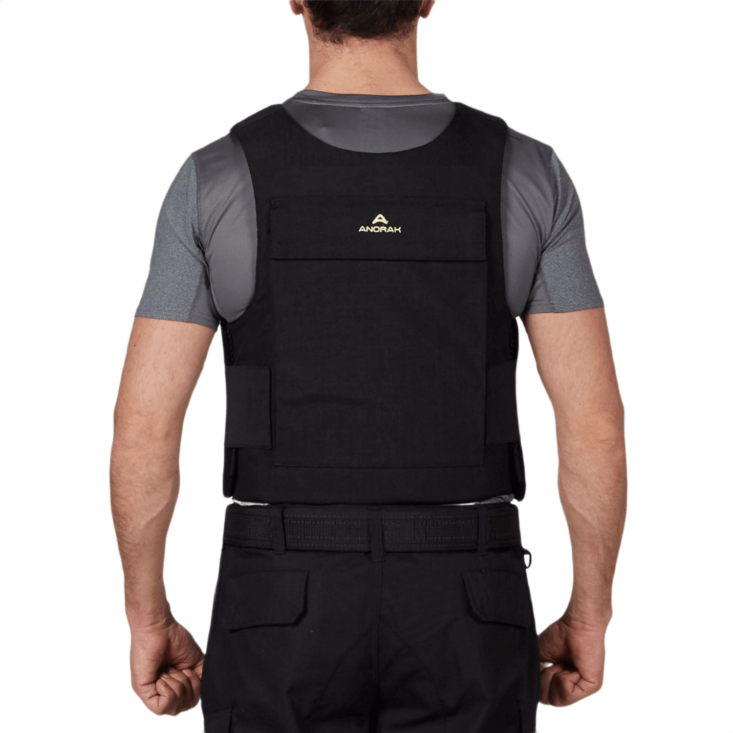 Mand iført Anorak Duty III Cover, ergonomisk designet beskyttelse med CORDURA® og 3D SPACER Coolmax® for bedre luftcirkulation.