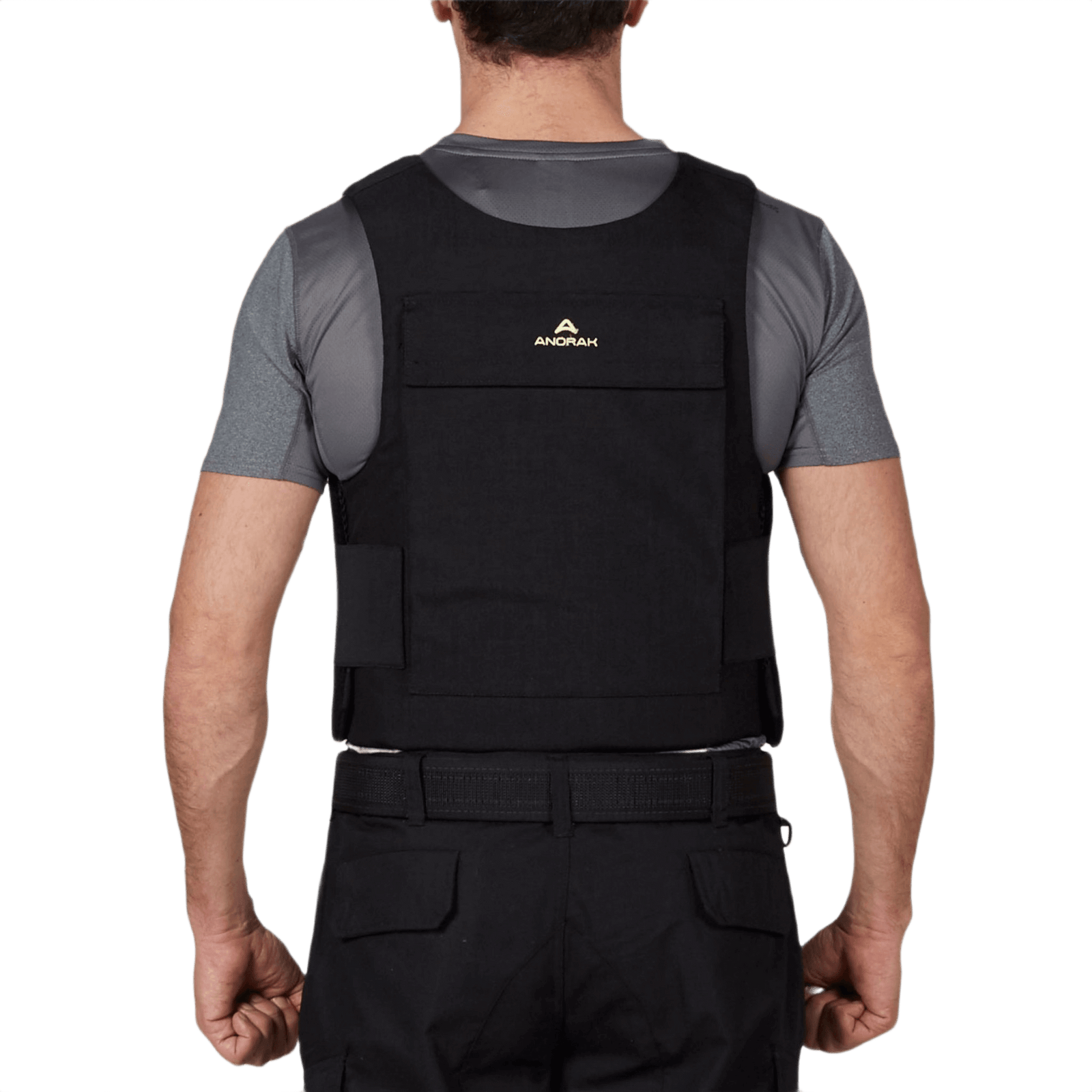Mand iført Anorak Duty III Cover, ergonomisk designet beskyttelse med CORDURA® og 3D SPACER Coolmax® for bedre luftcirkulation.