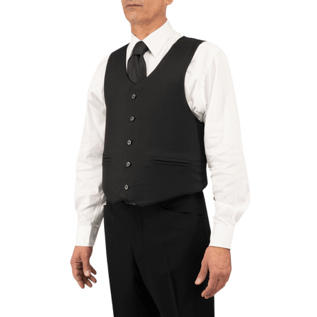 Mand iført Anorak Rhodium® VIP I Stik & Skudsikker Vest, designet til diskretion og sikkerhed i jakkesætsstil.