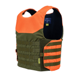 Anorak Shield I Cover i orange og grøn farve, fremstillet til sikkerhed og komfort.