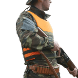 Jæger iført camouflage med Anorak Shield I Cover sikkerhedsvest i orange.