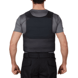 Bagfra visning af Anorak Concealable I Cover under gråt t-shirt for skjult beskyttelse med lav profil og komfortabelt design.
