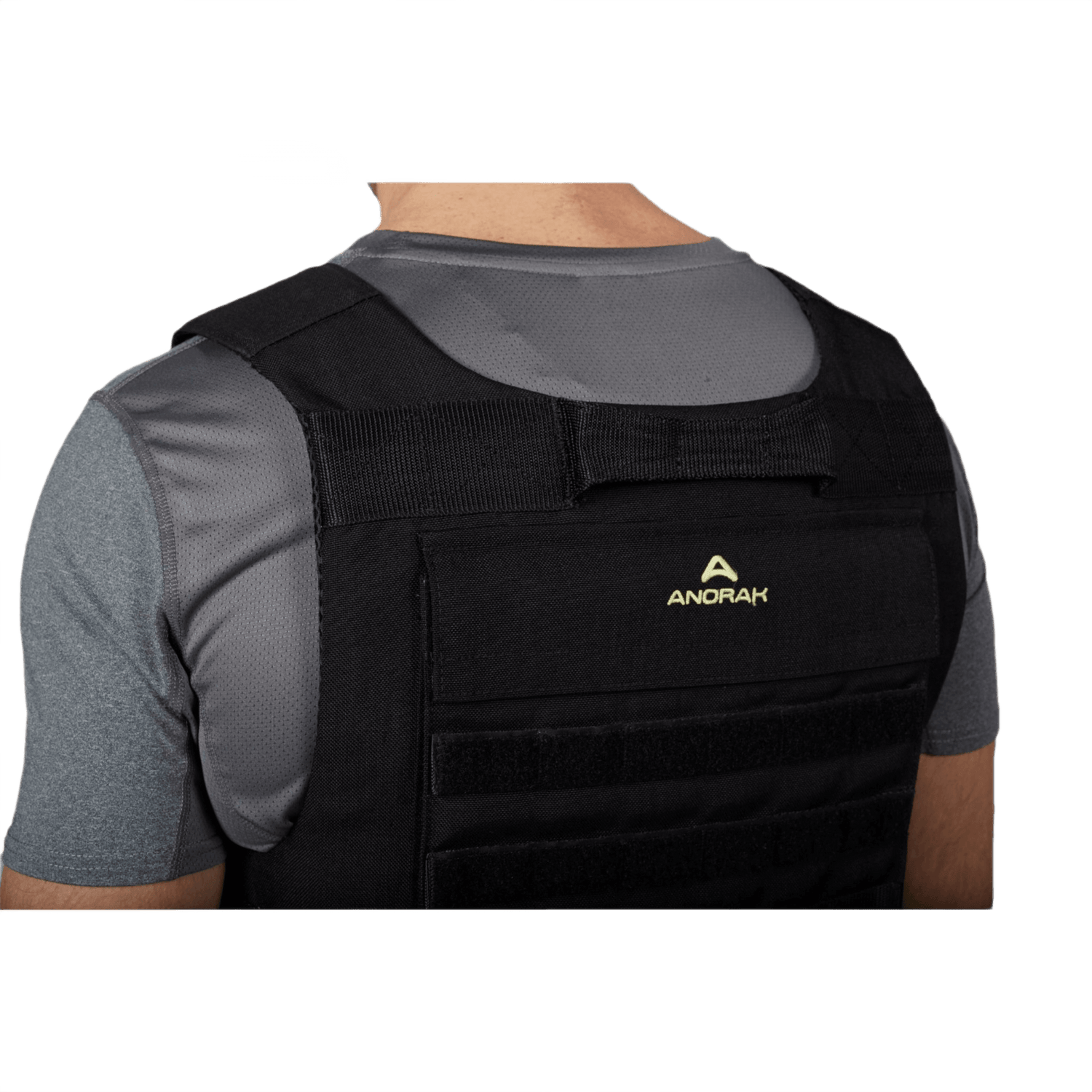 Anorak Tactical I Cover i brug på person, designet til politiet og militæret med 360° PALS webbing for MOLLE udstyrsmontering.