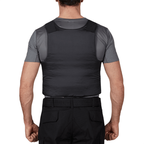 Mand iført Anorak Topaz® Concealable II Stiksikker Vest set bagfra, viser skjulbar og sikker pasform.