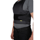 Mand iført Anorak Topaz® Concealable III Stiksikker Vest med høj beskyttelse og skjulbarhed under almindeligt tøj.