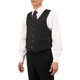 Anorak VIP I Cover - herre iført sort jakkesæt vest til kropsdækning og lav synlighed, set fra siden.