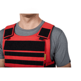 Anorak Instructor I Cover bæres af en person, fremhæver det ergonomiske design og 360° PALS webbing for optimal funktionalitet.