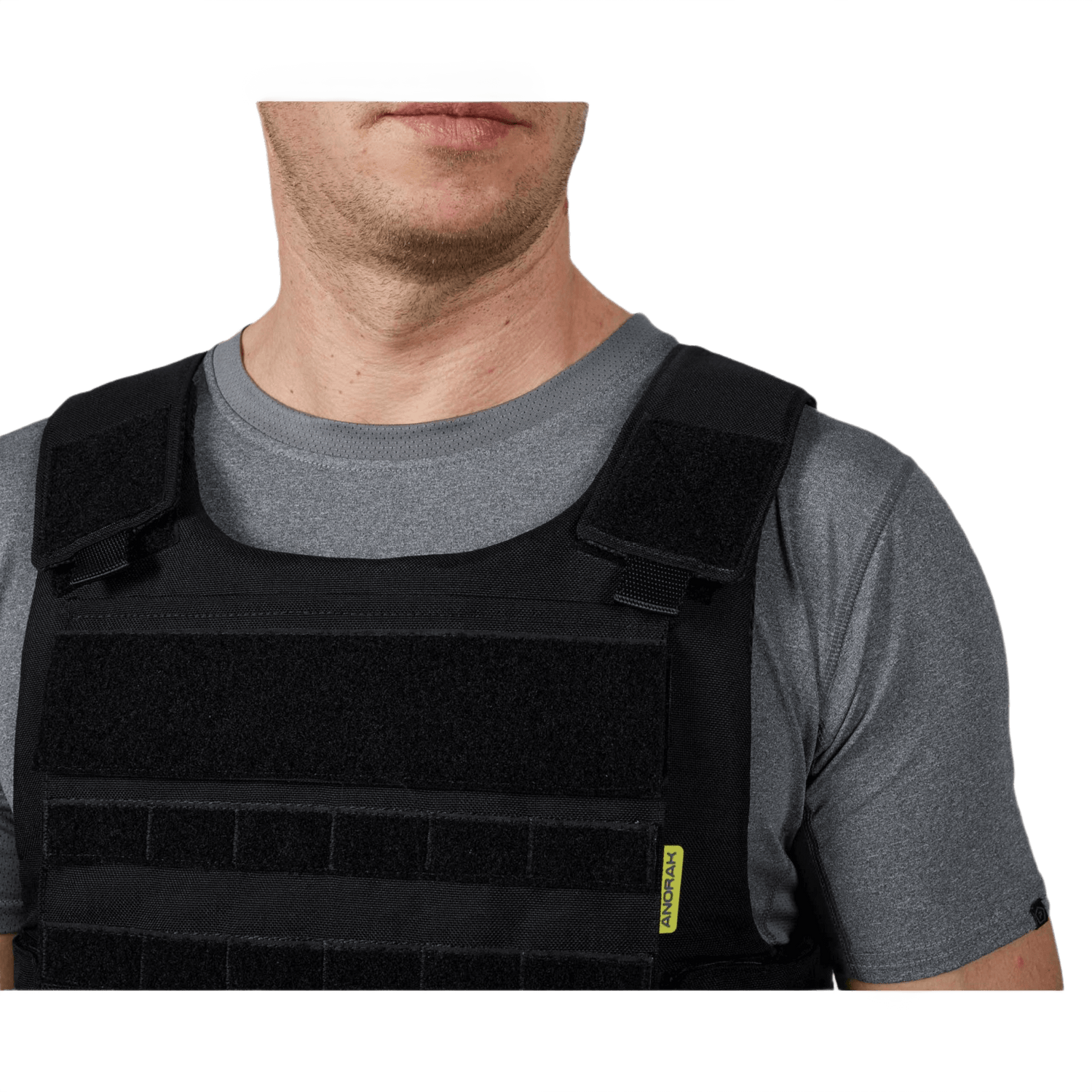 Mand iført Anorak Niobium® Tactical I Stik & Skudsikker Vest, robust vest, beskyttelse mod skydevåben og knive, langvarig holdbarhed.