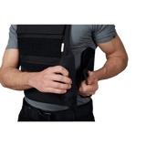 Person iført Anorak Rhodium® Duty II Stik & Skudsikker Vest med fokuseret visning på justeringssystemet.