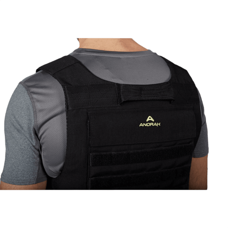 Bagside af Anorak Rhodium® Tactical I Stik & Skudsikker Vest, bæres af person, viser NIJ Level IIIA-beskyttelse og holdbarhed.
