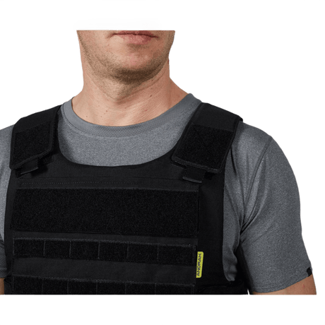 Mand iført Anorak Rhodium® Tactical I Stik & Skudsikker Vest, en robust soft body armor-vest med niveau IIIA-beskyttelse.