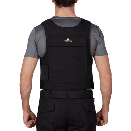 Anorak Titanium® Duty III Stik & Skudsikker Vest bæres af en person, der viser ergonomisk designet Level IIIA-beskyttelse.