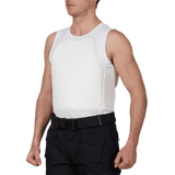 Mand iført Anorak Titanium® Undershirt I sikkerhedsundertrøje, der tilbyder skjult IIIA beskyttelse mod flere trusler ifølge NIJ standard.