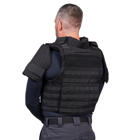 Mand iført Elite Armor Combat skudsikkervest, set bagfra