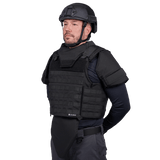 Mand iført Elite Armor Combat vest set forfra i vinkel med skudsikker hjelm