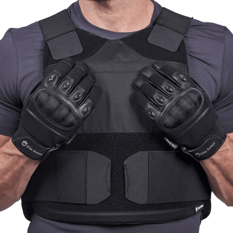 EA Impact Skud & Stiksikker Vest i sort med NIJ LEVEL IIIA certificering, taktisk kropsbeskyttelse, galleri position 1 set forfra med handsker.