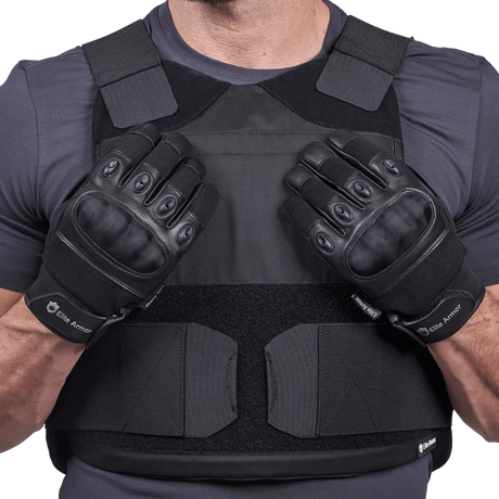 EA Impact Skud & Stiksikker Vest i sort med NIJ LEVEL IIIA certificering, taktisk kropsbeskyttelse, galleri position 1 set forfra med handsker.