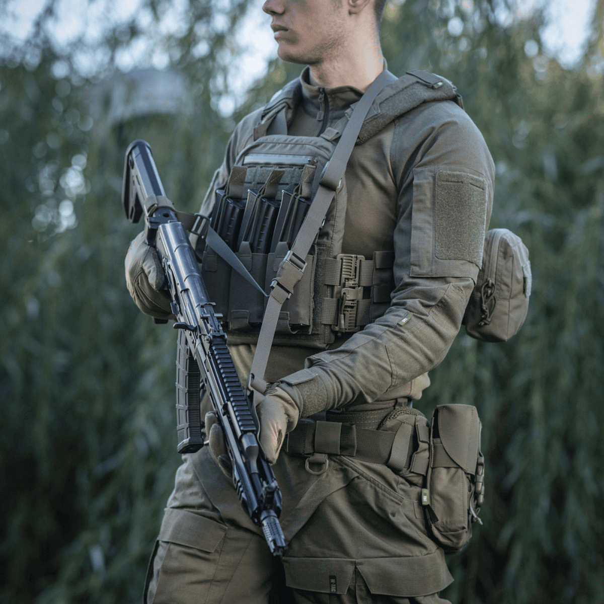 Taktisk situation med M-Tac Våbenbælte med Tre Punkter for patruljering, konvojopgaver og lange raid-transporter, set i urbane forhold.