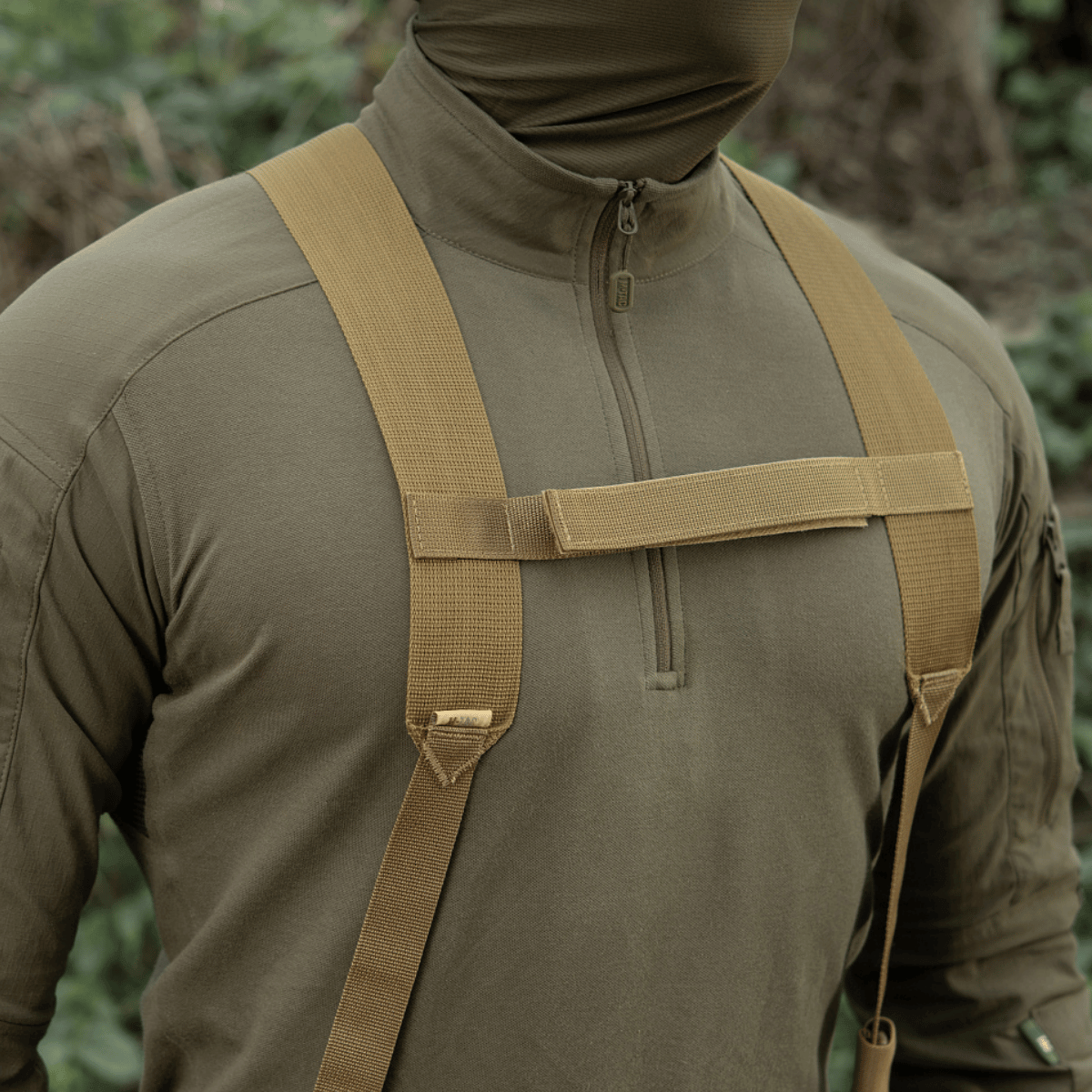 Alt Tag: M-Tac Skulderstropper til taktisk bælte Elite monteret på en person for øget komfort, lavet af MIL-SPEC webbing.