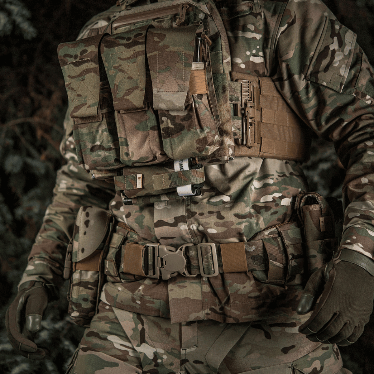 Camouflageudstyr med M-Tac Elastisk Tourniquet Holder Gen. III til soldater i felten.