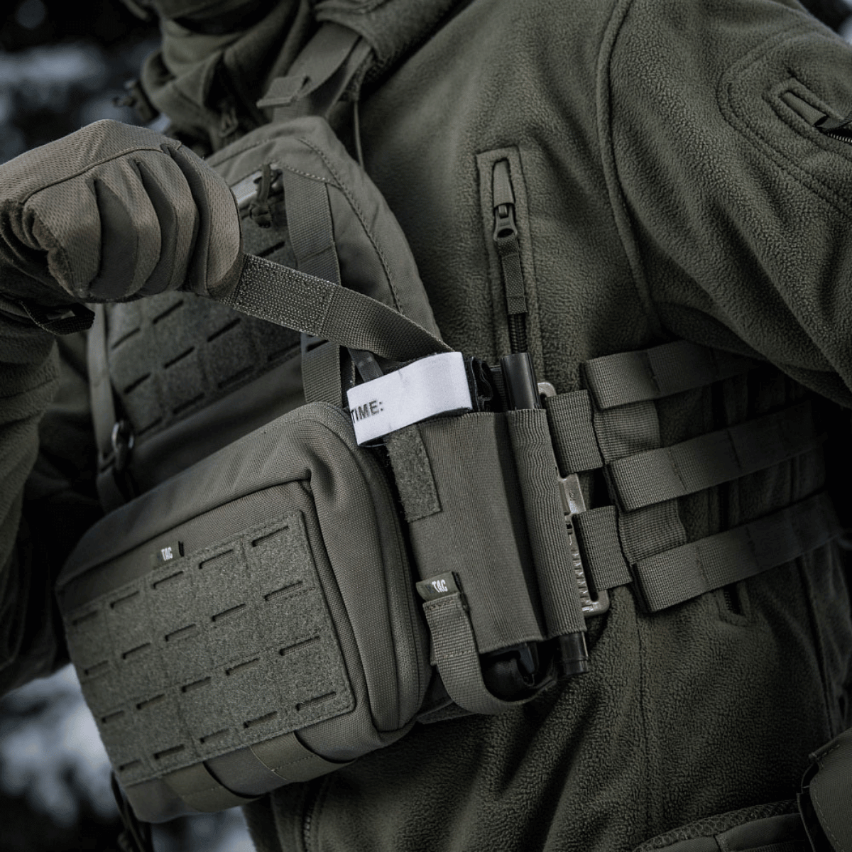 Soldat iført M-Tac Elastisk Tourniquet Holder Gen. III med C-A-T tourniquet i Cordura 500D materiale.