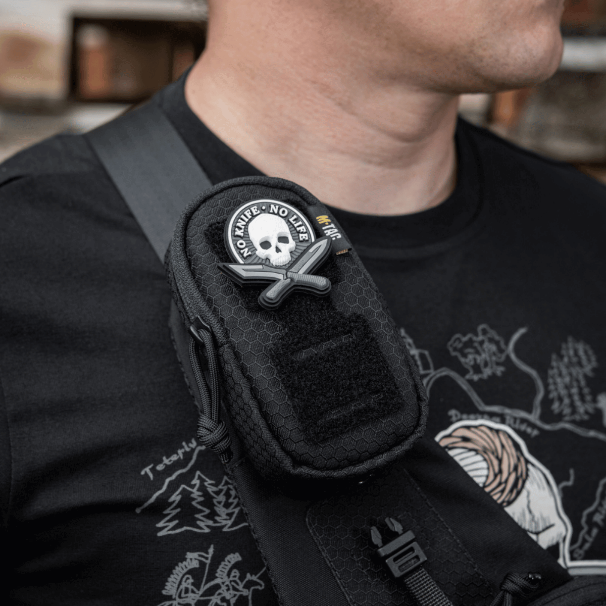 M-Tac PC Utility Taske Elite Hex Gen. II monteret på skulderstrop, viser det ergonomiske design og Cordura HEX materiale.