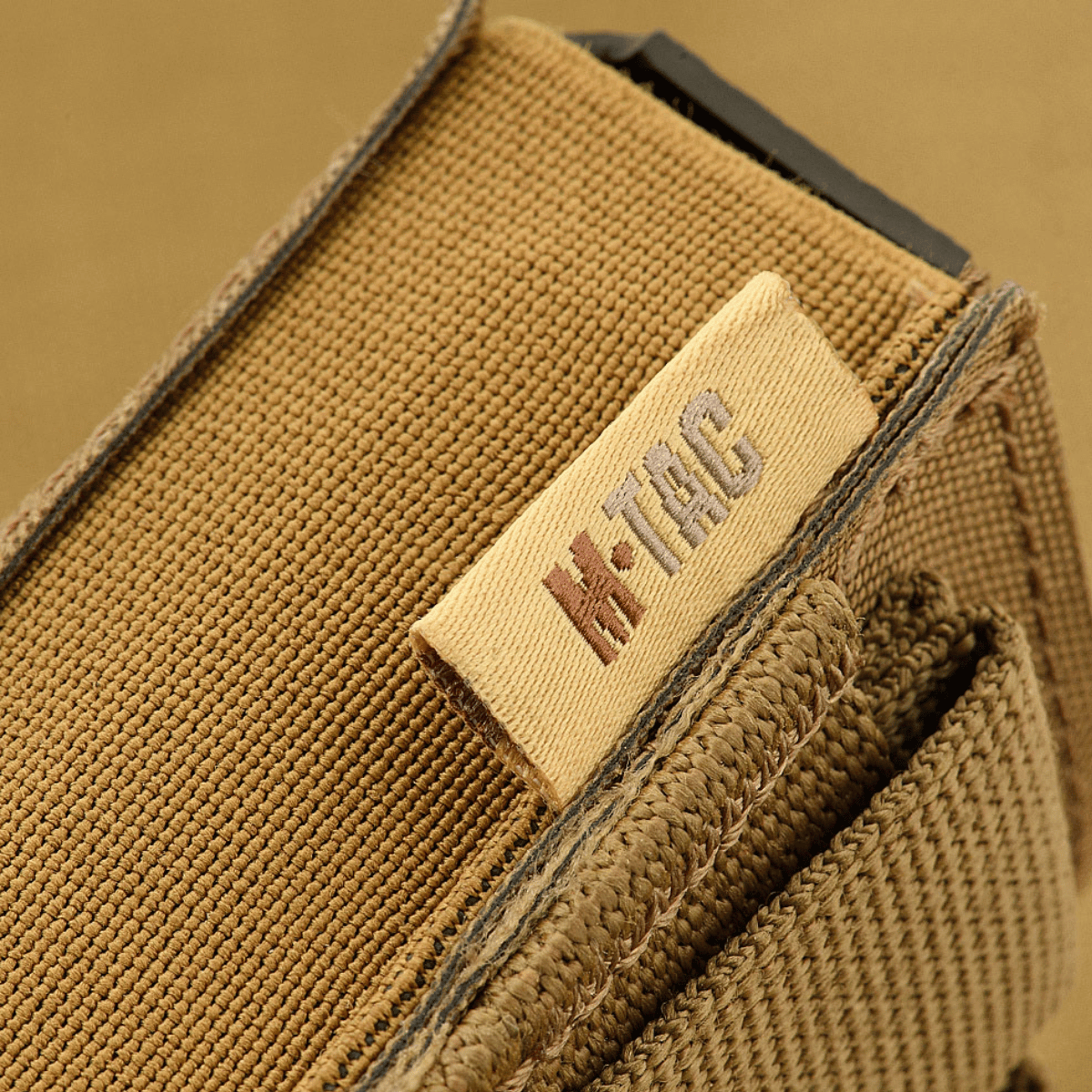 M-Tac Magasinlomme med Elastik (10 cm) Laser Cut i nærbillede, viser den robuste og fleksible design til AR-15 magasiner.