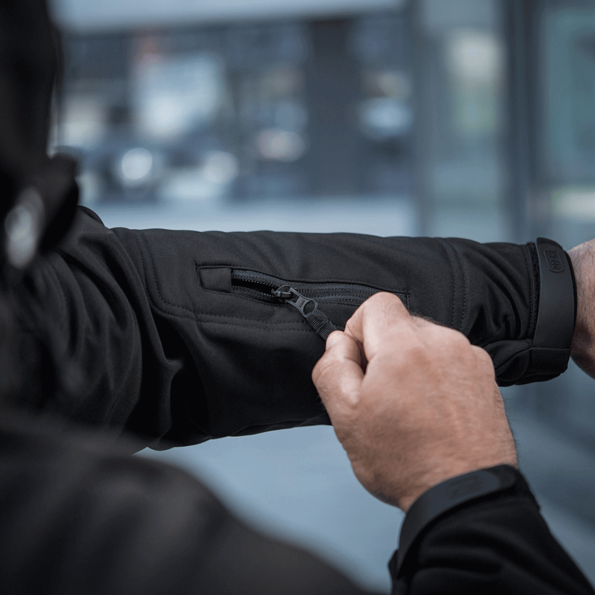 M-Tac Soft Shell Jakke med vandafvisende lynlås viser jakkenes detaljeret design og funktionalitet for dårligt vejr.