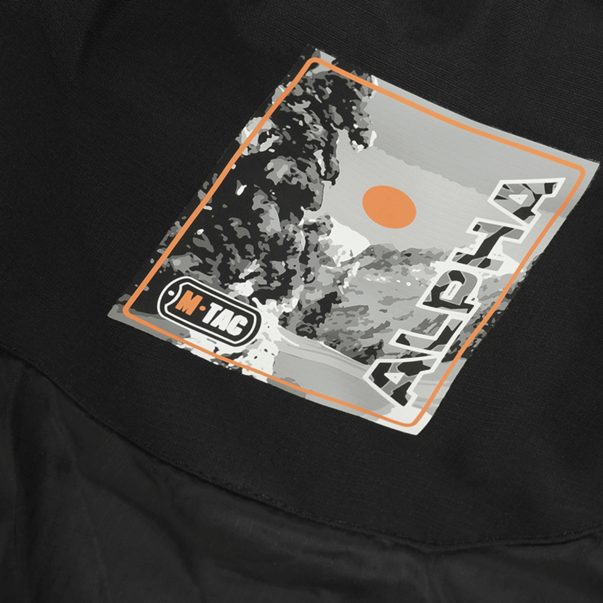 Produktmærke på M-Tac Alpha Gen.III Pro Vinterjakke med vandafvisende nylon og avanceret G-Loft isolering.