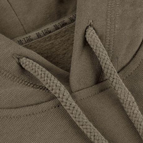 Nærbillede af M-Tac Hættetrøje Cotton Raglan, viser blød bomuld, hætte og snore, ideel til komfortabel og alsidig brug hele dagen.