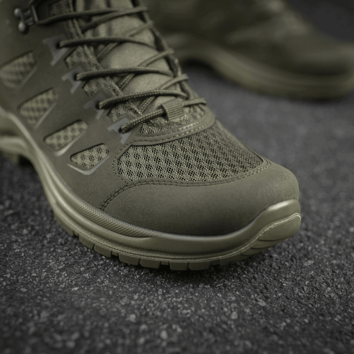 M-Tac Taktiske Sommerstøvler Iva til komfort og åndbarhed på sort asfaltvej