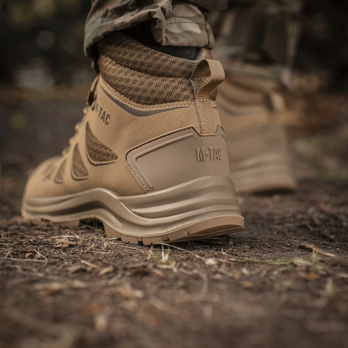 M-Tac Taktiske Sommerstøvler Iva i naturmiljø, designet til maksimal komfort og ventilation under varme forhold.