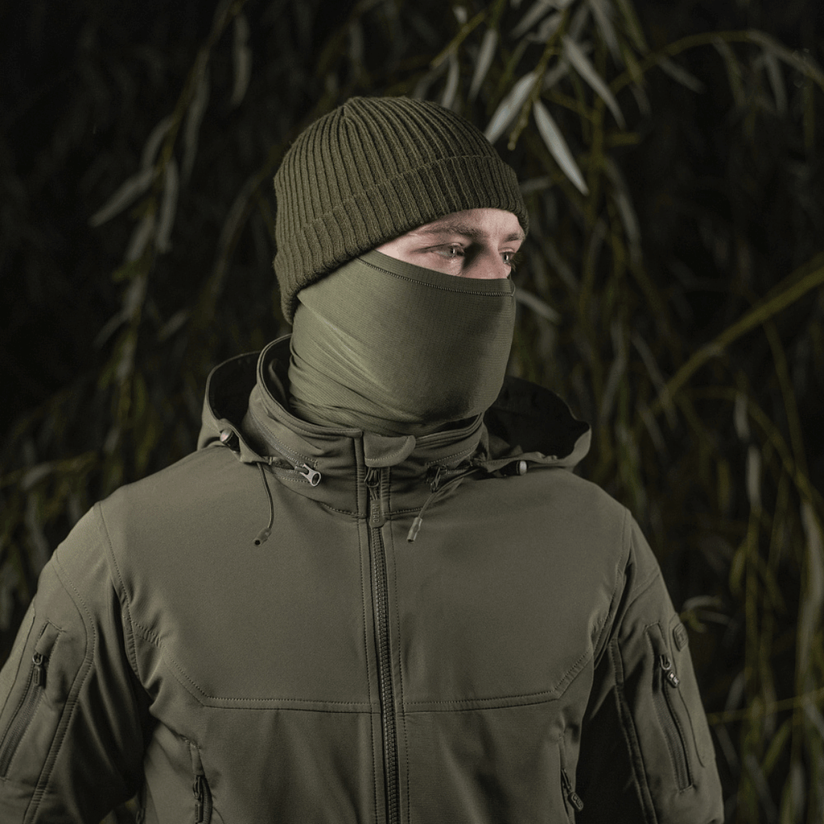 Person iført M-Tac Polartec Vent Tube Scarf som ansigtsmaske og hue i naturen