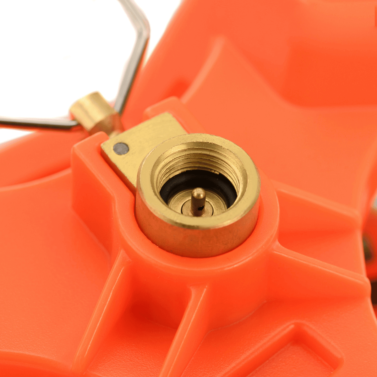 Nærbillede af M-Tac Gasbrænder med Kedel i orange design, der viser gasforbindelsen for præcis varmefordeling under madlavning.