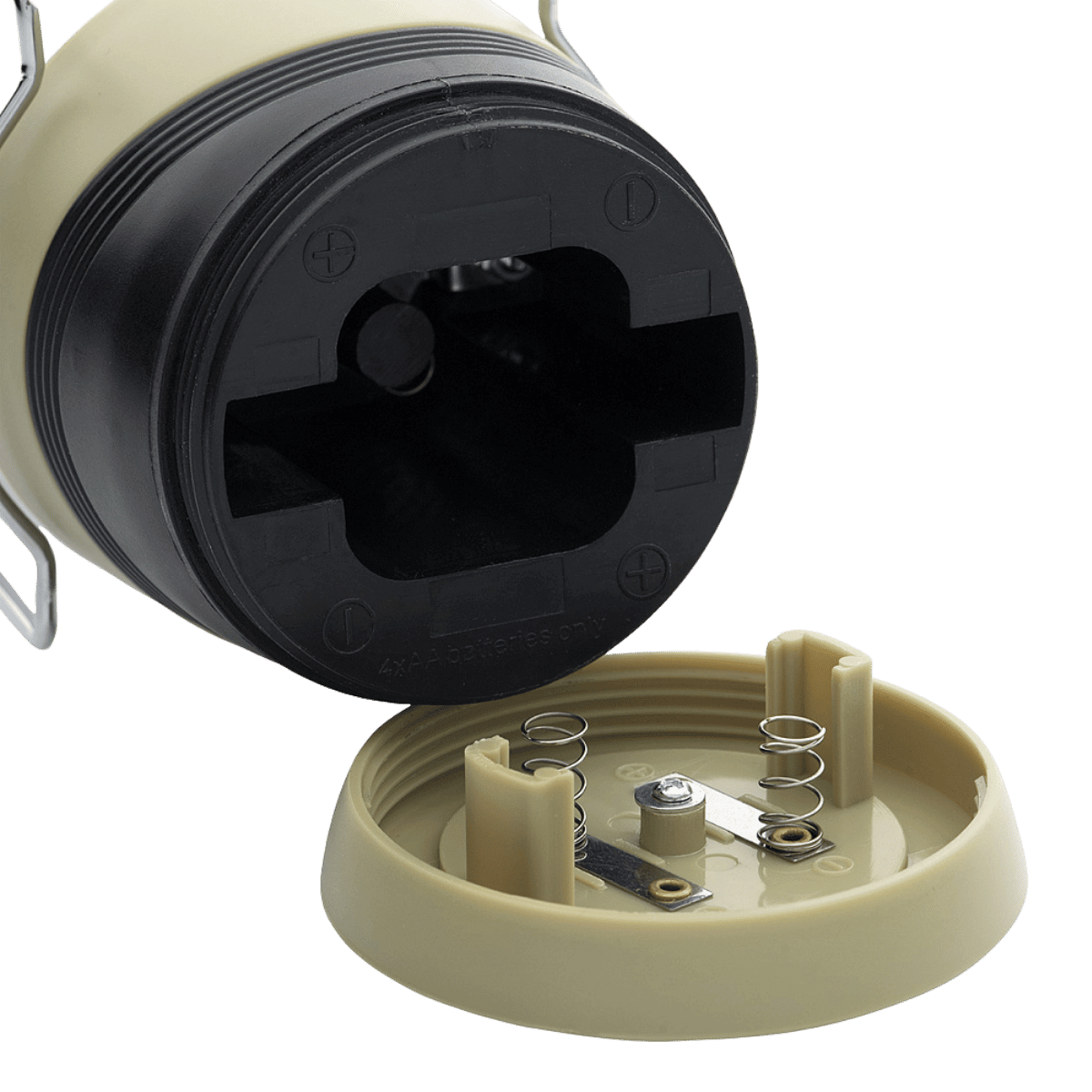 Batterirum i M-Tac Outdoorlampe Mat - Klassisk LED Belysning, der viser plads til 4 batterier til effektiv og behagelig lysdiffusion.