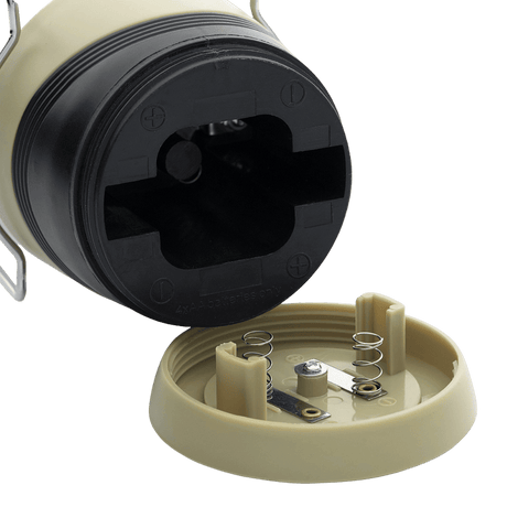 Batterirum i M-Tac Outdoorlampe Mat - Klassisk LED Belysning, der viser plads til 4 batterier til effektiv og behagelig lysdiffusion.