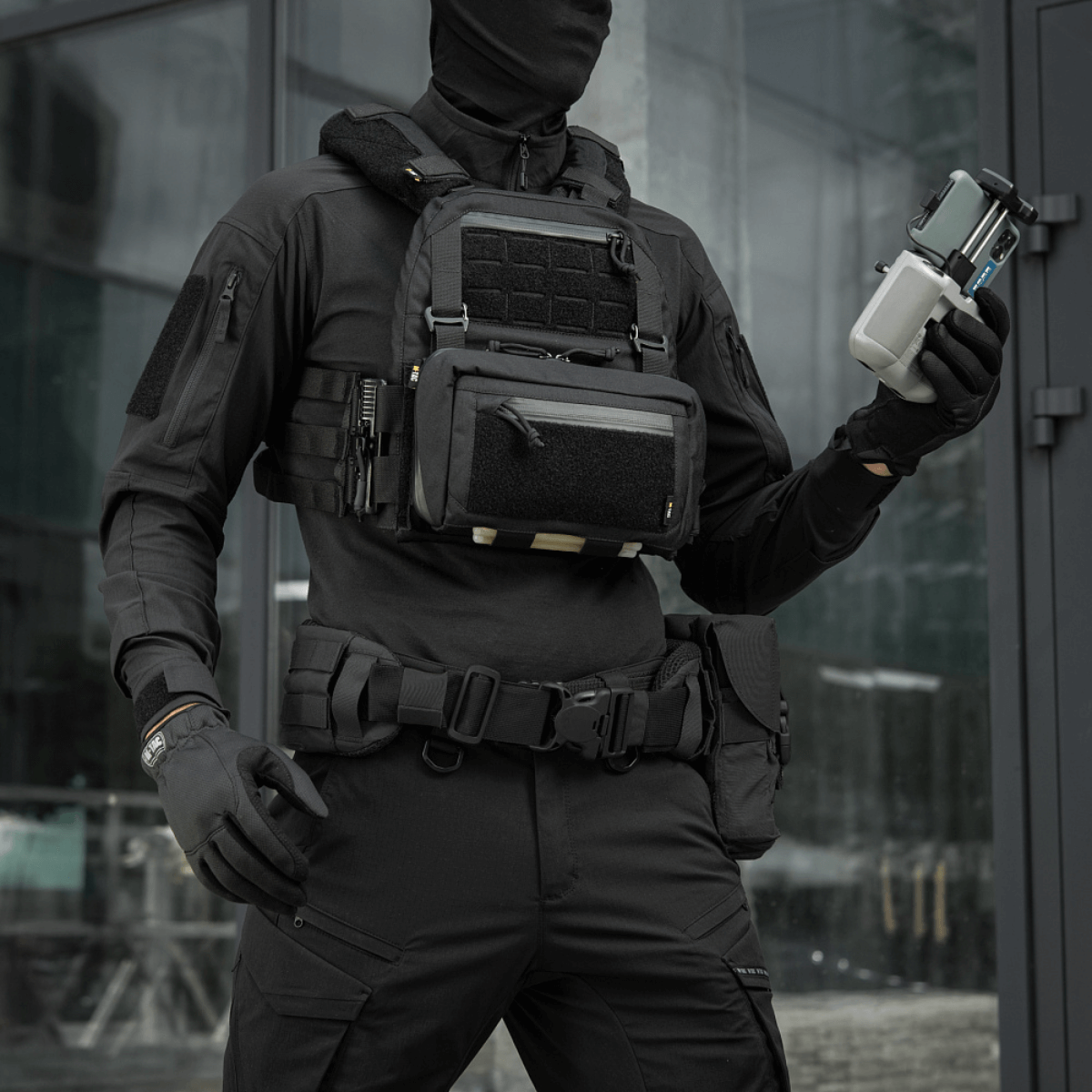 M-Tac Admin Pouch Large Elite Gen.II monteret på taktisk vest i bymiljø