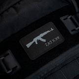 M-Tac AKM 7,62x39 Laser Cut Patch fastgjort på sort rygsæk med Velcro.
