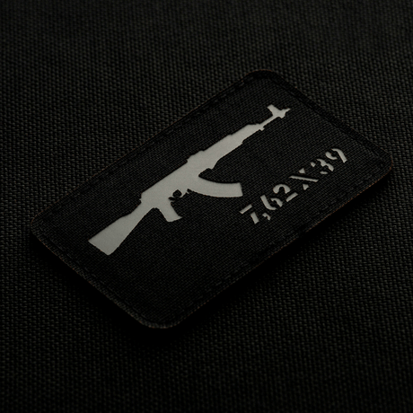M-Tac AKM 7,62x39 Laser Cut Patch med Velcro, slidstærkt Cordura-materiale, designet med AKM-våbensymbol til taktisk brug.