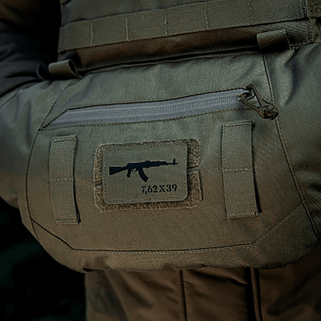 M-Tac AKM 7,62x39 Laser Cut Patch fastgjort på taske med Velcro