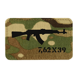 M-Tac AKM 7,62x39 Laser Cut Patch med camouflagebaggrund og AKM-symbol, til taktisk brug med Velcro fastgørelse, slidstærkt Cordura 500D materiale.