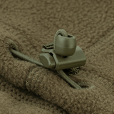 Detalje af justerbar snøre på M-Tac Anatomisk Snood Justerbar Elite Fleece (320 g/m²), viser robust grønt design.
