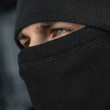 Mand iført M-Tac Anatomisk Snood Justerbar Elite Fleece (320 g/m²) som balaclava, viser øjne og fleece tekstur