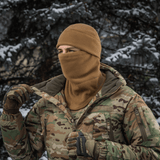 Mand iført M-Tac Anatomisk Snood Justerbar Elite Fleece (320 g/m²) i vintermiljø, viser alsidigheden af multifunktionelt koldtvejrstøj.