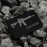 M-Tac AR-15 223/5,56 Laser Cut Patch med Velcro fastholdelse, Cordura 500D materiale, designet til taktisk brug, placeret på klipper.