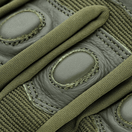 Close-up af M-Tac Handsker Assault Tactical Mk.4 viser forstærket læderhåndflade og kno-pads for non-slip greb i alle vejrforhold.