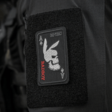 M-Tac Patch Bad Boy (Broderi) på tøj med broderet kaninske kranium og ace of spades motiv, monteret med Velcro, symboliserer frihed og mod.