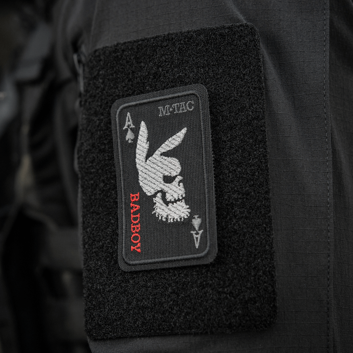 M-Tac Patch Bad Boy (Broderi) på tøj med broderet kaninske kranium og ace of spades motiv, monteret med Velcro, symboliserer frihed og mod.